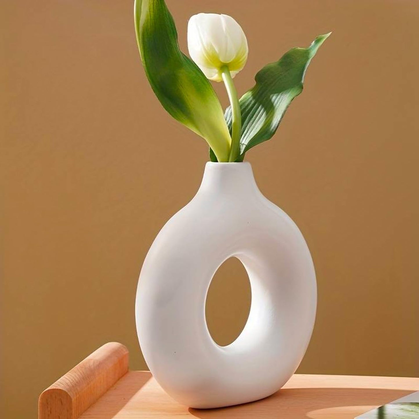 Vase décoratif en céramique blanche pure