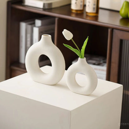 Vase décoratif en céramique blanche pure