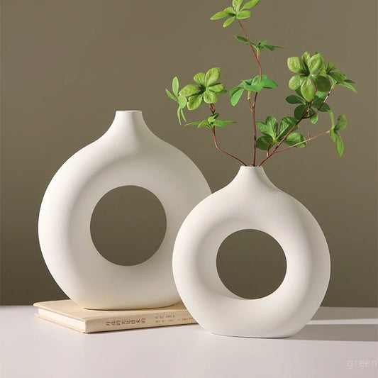 Vase décoratif en céramique blanche pure